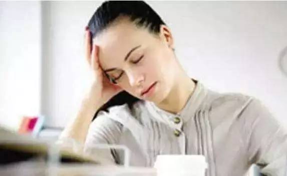 what！？“香”艷的美女成了辦公室污染源，甲醛治理非常必要！