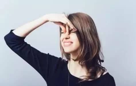 what！？“香”艷的美女成了辦公室污染源，甲醛治理非常必要！