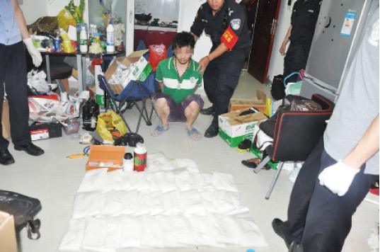 廚房水管破裂傳出刺鼻性氣味，原以為是鄰居家甲醛超標(biāo)，沒想到是“絕命毒師”