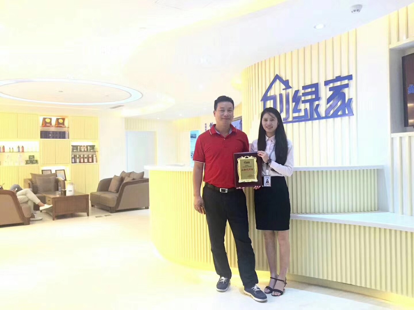 熱烈祝賀余總簽約創(chuàng)綠家海南省市級代理！