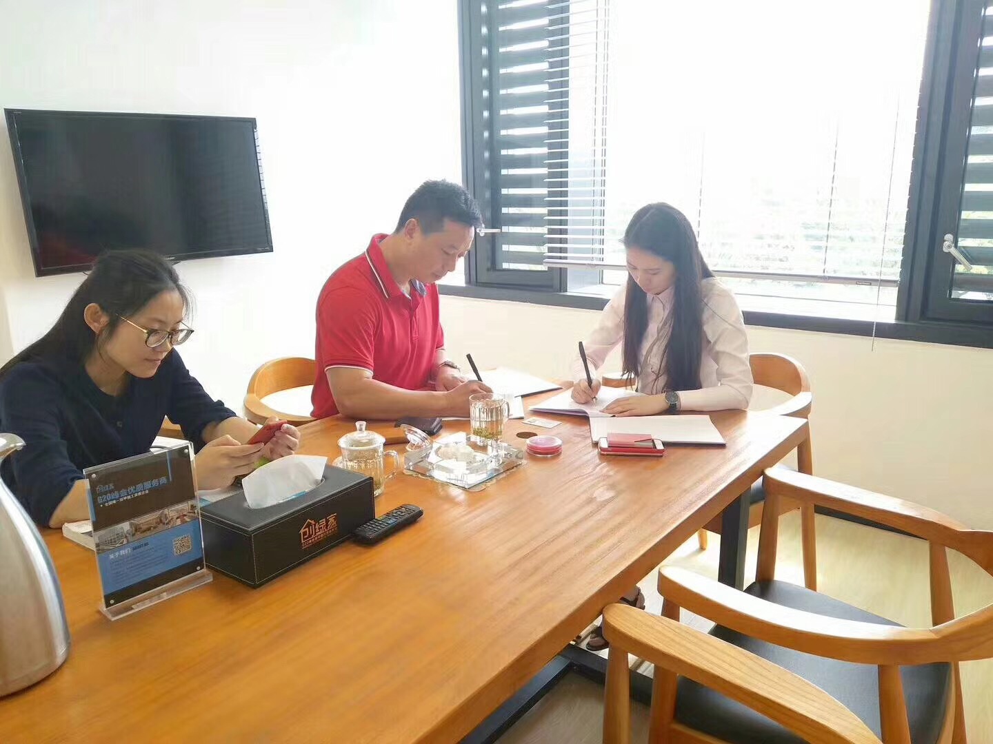 熱烈祝賀余總簽約創(chuàng)綠家海南省市級代理！