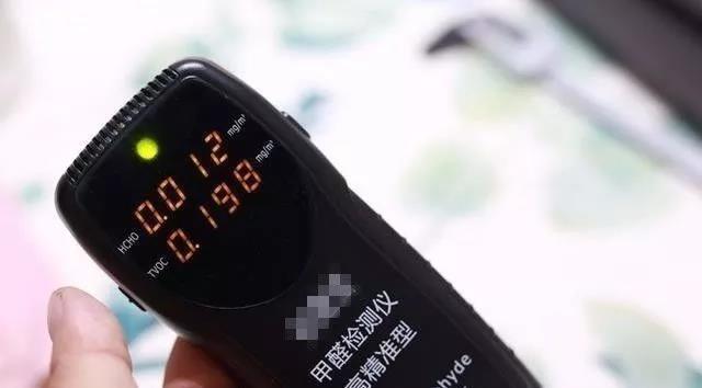 我買了一個(gè)甲醛檢測(cè)儀，吹口氣后發(fā)現(xiàn)原來(lái)我才是“地表最強(qiáng)”污染源！