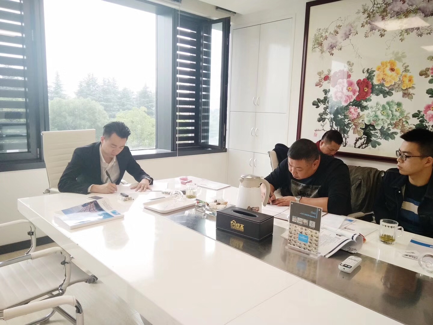熱烈祝賀何總父子簽約創(chuàng)綠家江西省市級代理！