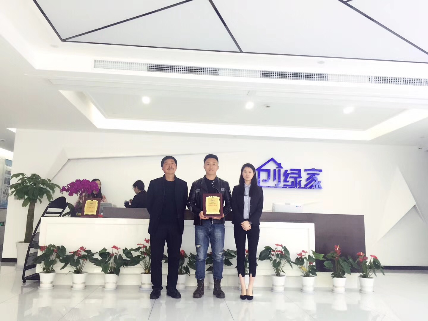 熱烈祝賀張總父子簽約創(chuàng)綠家江蘇省市級(jí)代理！