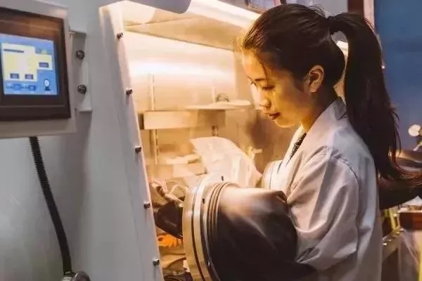 青春是用來(lái)奮斗的，除甲醛的青春最美麗！