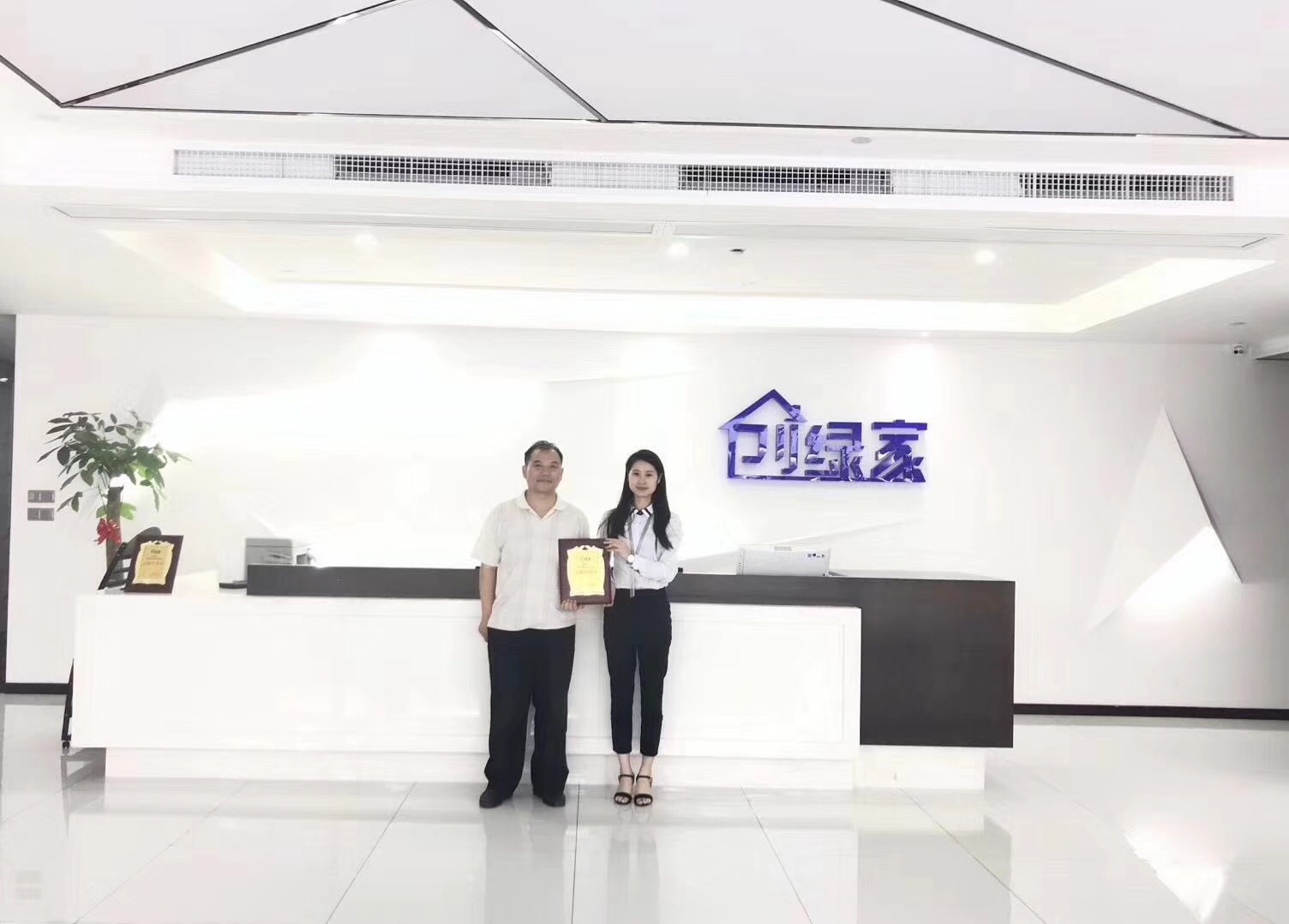 熱烈祝賀張總簽約創(chuàng)綠家鄭州市縣級(jí)代理！