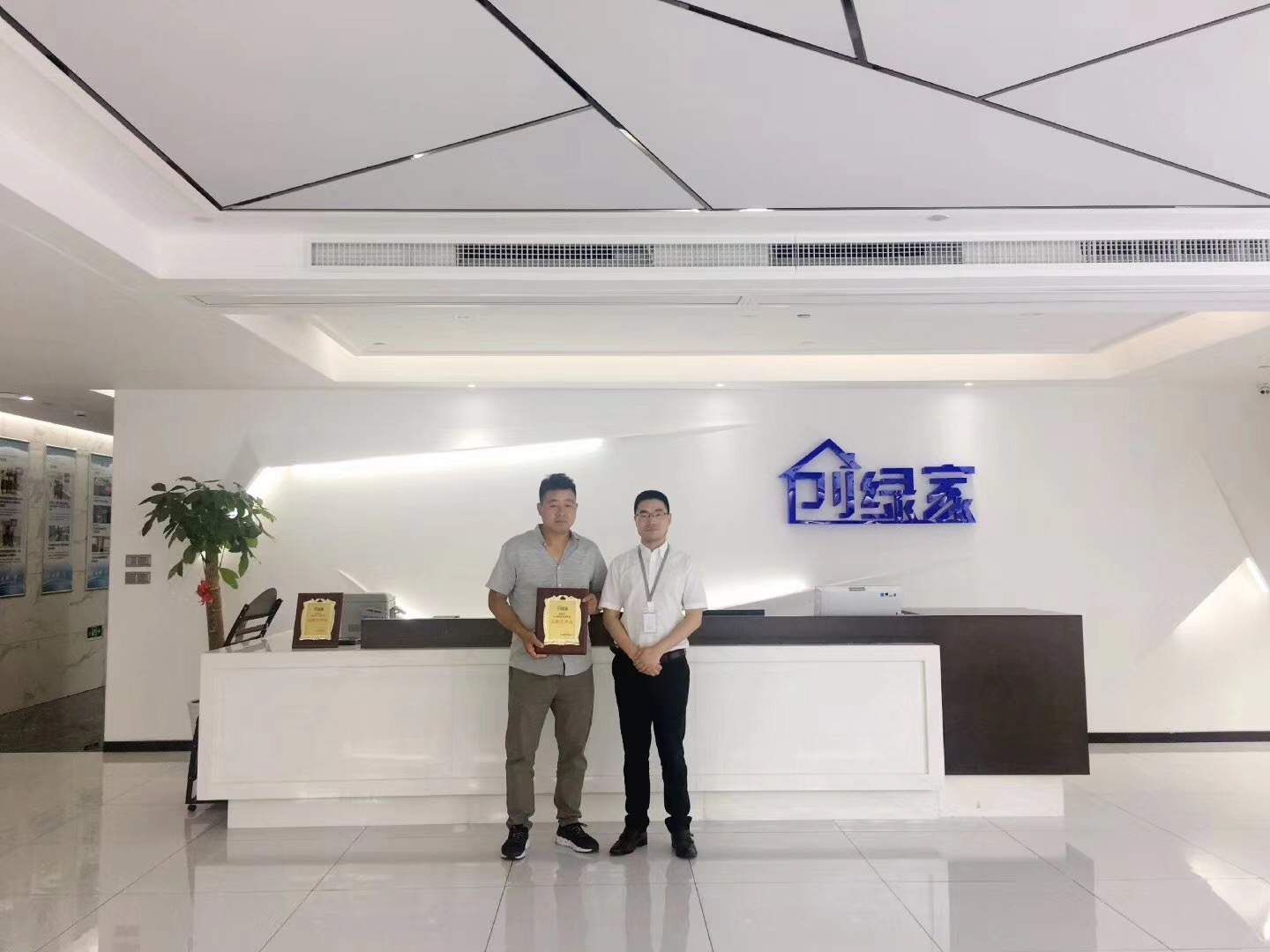 熱烈祝賀何總簽約創(chuàng)綠家信陽市縣級代理！