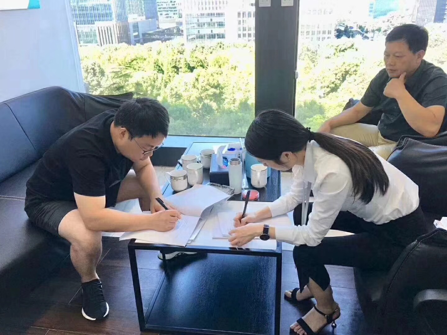 熱烈祝賀王總一家簽約創(chuàng)綠家江蘇省縣級(jí)市代理！