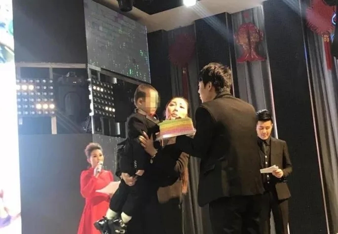 4歲男孩和媽媽辦“婚禮”，真相令人淚崩！