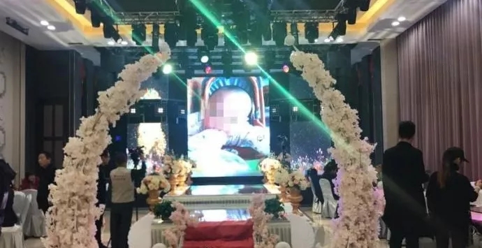 4歲男孩和媽媽辦“婚禮”，真相令人淚崩！