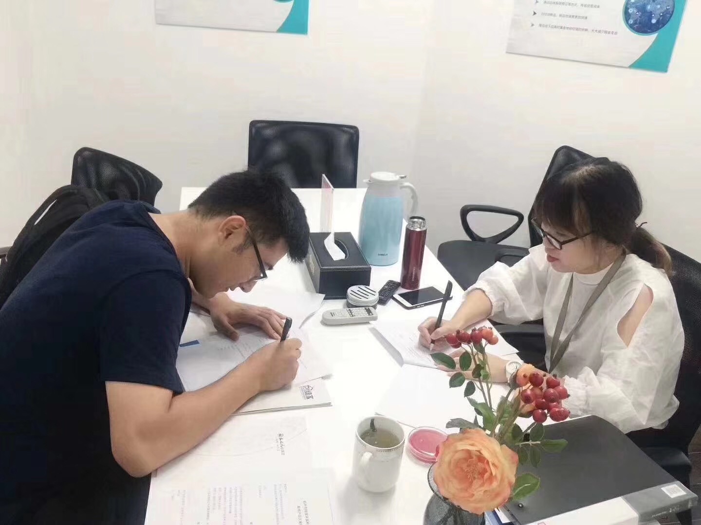 熱烈祝賀何總簽約創(chuàng)綠家塔城市縣級(jí)代理！