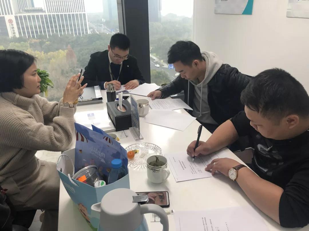 熱烈祝賀黃總夫婦簽約創(chuàng)綠家廣西南寧市區(qū)級代理！