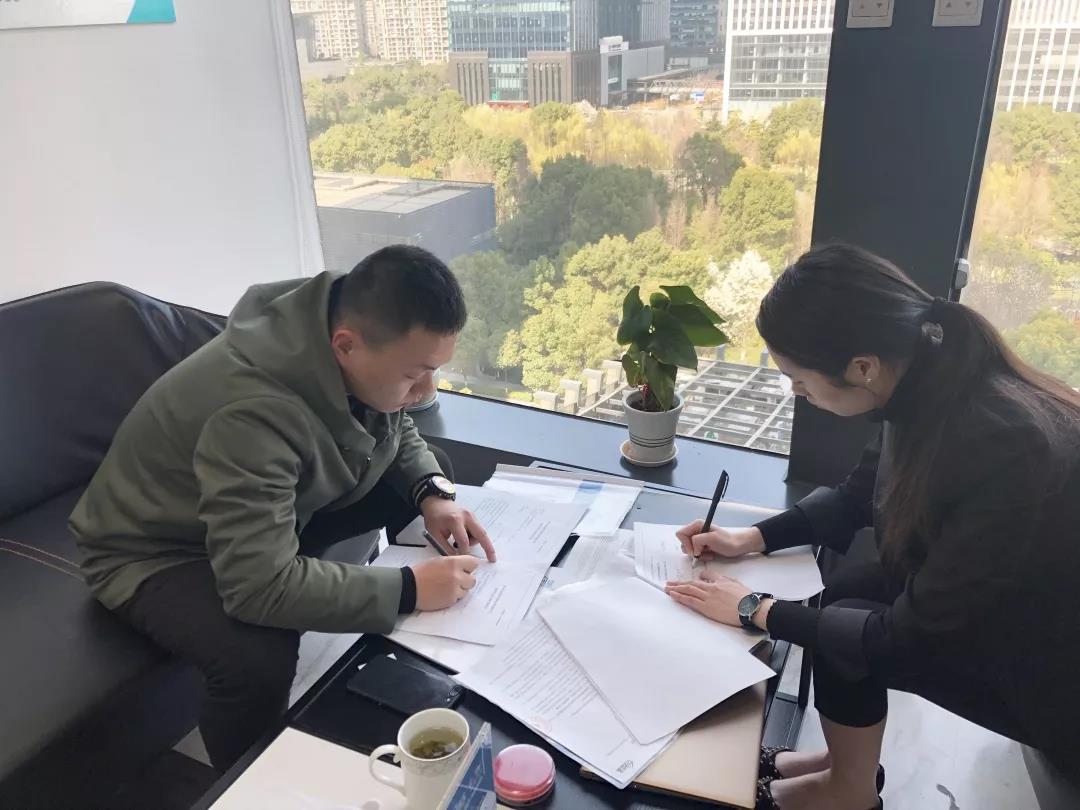 彭總之前是在國企上班，現(xiàn)在選擇自己創(chuàng)業(yè)，自己做過多方面的了解，千里迢迢來考察，注重公司實力、扶持力度和產(chǎn)品效果，對這個行業(yè)也是非常有信心，在我們除醛技術(shù)交流峰會現(xiàn)場果斷簽約！