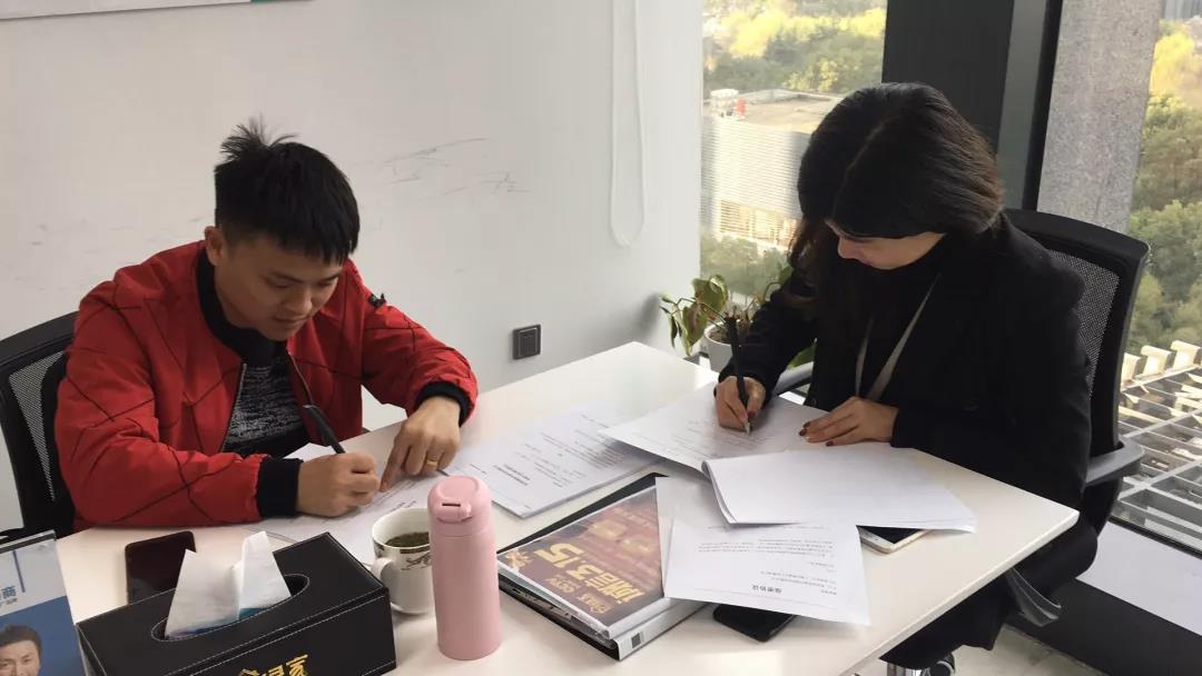 熱烈祝賀鄧總、郭總簽約創(chuàng)綠家江西省某市縣級代理！