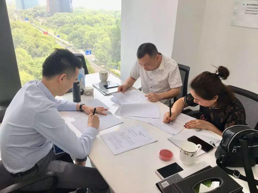 熱烈祝賀李總夫婦簽約創(chuàng)綠家湖南省常德市區(qū)級(jí)代理！