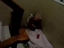 為了幫兒子收快遞，南京老夫妻被迫睡樓道